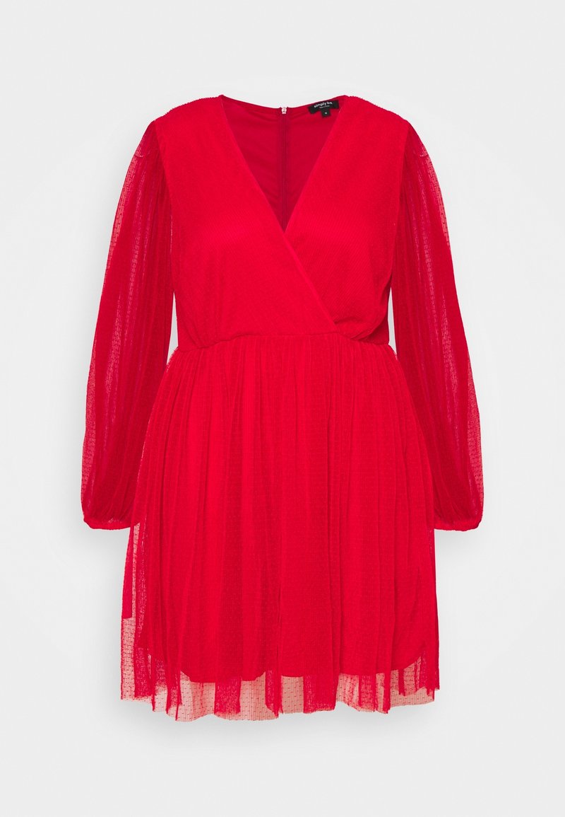 Robe rouge avec un design enroulé, tissu texturé, longues manches transparentes et jupe fluide. Fermeture éclair au dos, longueur au-dessus du genou.