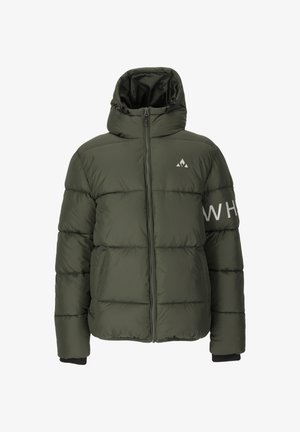 Donkergroene gewatteerde jack met capuchon, rits aan de voorkant, twee zakken en een wit logo op de borst en gedeeltelijke tekst op de linkermouw.