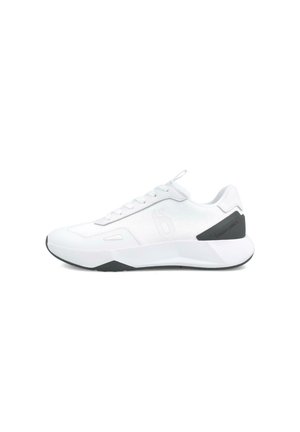 Zapatos deportivos blancos con parte superior de malla, acentos texturizados y un detalle negro en el talón. Presenta un diseño de perfil bajo y cierre de cordones.