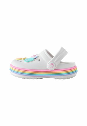 Weißer Slip-On-Clog mit regenbogenfarbenem Sohlenrand und pastellfarbenen dekorativen Anhängern oben, mit einem Riemen hinten für sicheren Sitz.