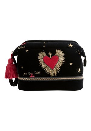 Zwart fluwelen zakje met gouden sterrenborduursel, een rood hart met gouden stralen, tekst "Love Over Rules" en een rood kwastje aan de ritssluiting.