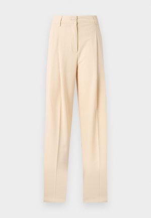 Pantaloni bej croi drept, cu nasture și fermoar, buzunare pentru curea și pliuri frontale.