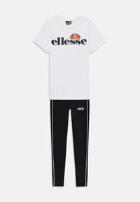 Fehér póló, fekete és narancssárga "ellesse" logóval, feketére festett leggings-szel, oldalsó csíkkal és logóval a bal csípőn.