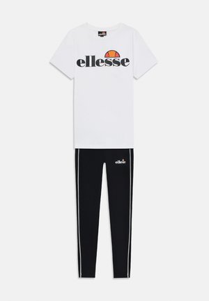 T-shirt blanc avec le logo "ellesse" en noir et orange, assorti à des leggings noirs avec des rayures sur les côtés et un logo sur la hanche gauche.