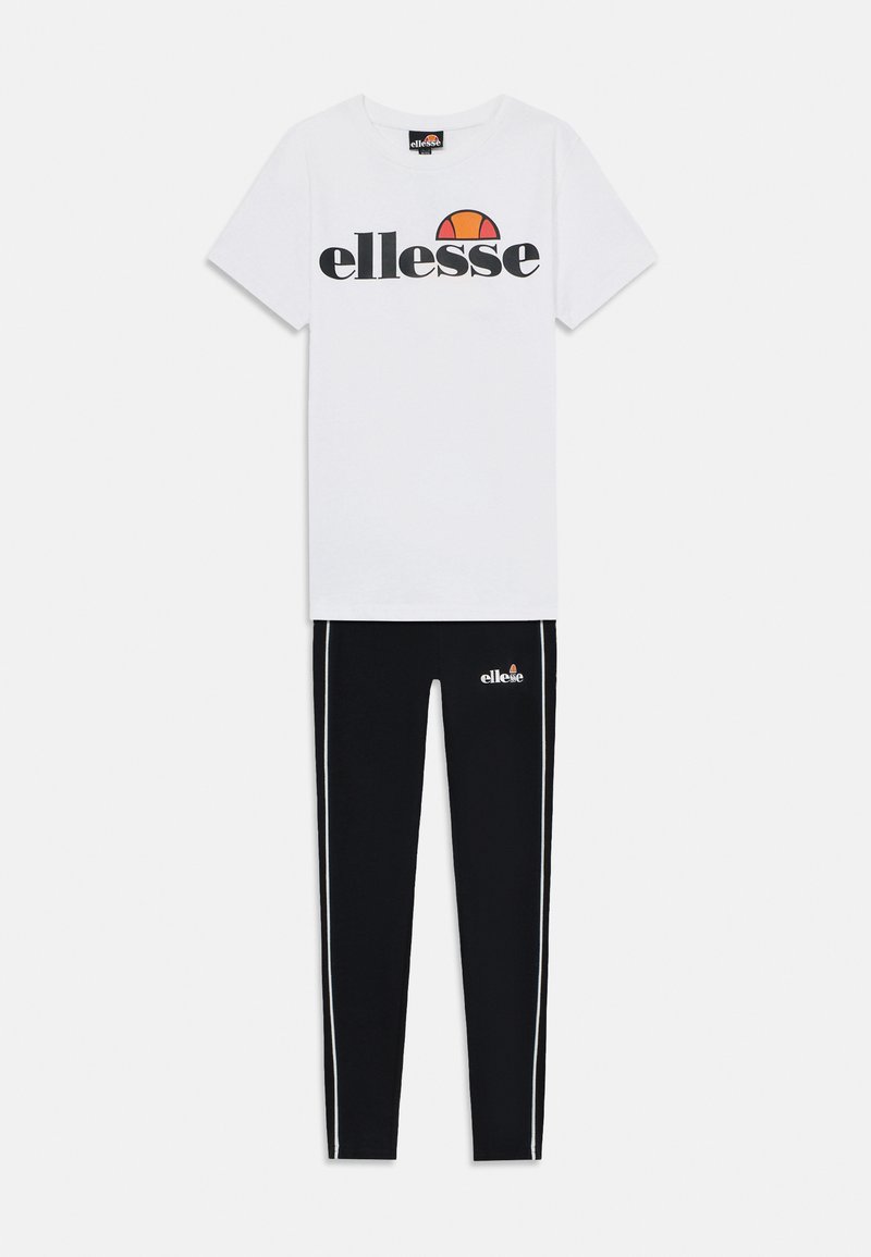 Fehér póló, fekete és narancssárga "ellesse" logóval, feketére festett leggings-szel, oldalsó csíkkal és logóval a bal csípőn.