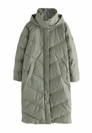 Duga, maslinasto zelena bunda s visokim okovratnikom, dijagonalnim prošivom, dva bočna džepa i gumbom na rukavu.