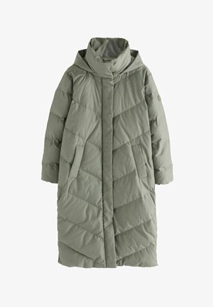 Dolga puhasta olivno zelena bunda z visokim ovratnikom, diagonalnim prešitim vzorcem, dvema stranskima žepoma in gumbom na rokavu.
