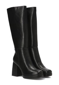 Botas negras hasta la rodilla hechas de cuero suave. Tacones cuadrados y diseño de punta cuadrada. Apariencia elegante y minimalista sin adornos visibles.