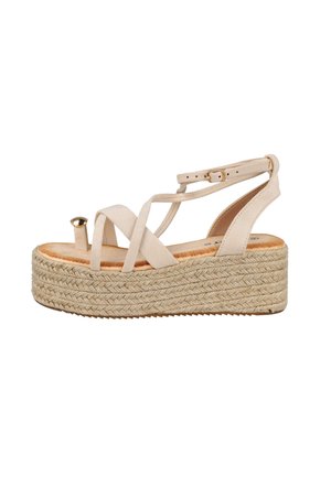 Sandalia de plataforma beige con suela de esparto tejida, múltiples tiras finas, hebilla en el tobillo y detalle de anillo dorado para el dedo del pie.