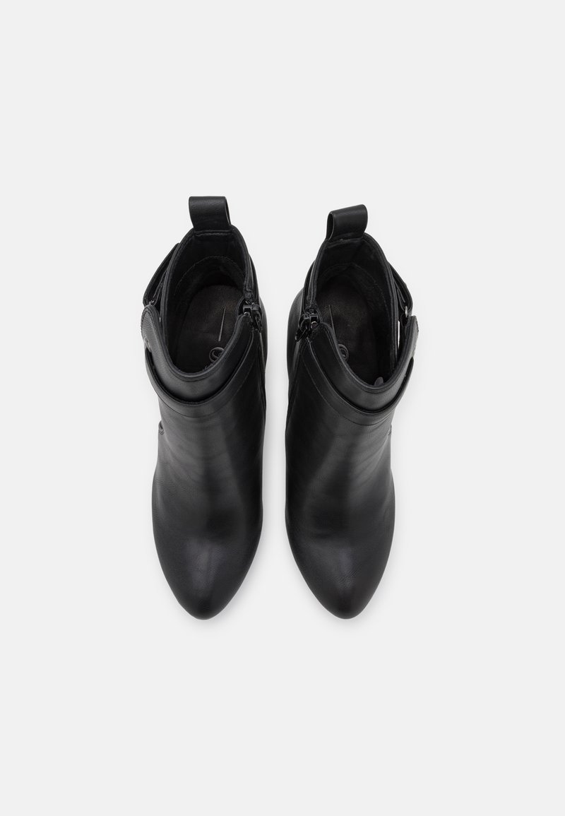 Schwarze Leder-Ankle-Boots mit spitzer Zehenform, seitlichen Reißverschlüssen und Stoffauskleidung. Sie verfügen über eine glatte Oberfläche und einen Ziehriemen für einfaches An- und Ausziehen.