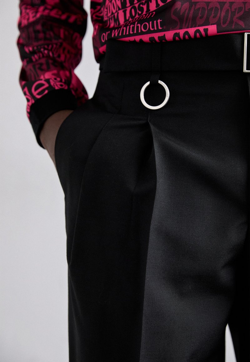 Études LOOSE SUIT PANT - Kostymbyxor - black