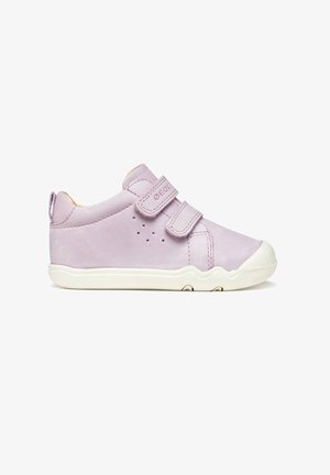 Sneaker in pelle lilla con due cinturini in Velcro, dettagli laterali traforati e suola in gomma bianca. Punta arrotondata e collo imbottito.