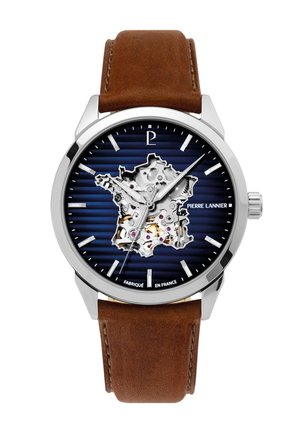 Orologio da polso da uomo con cinturino in pelle marrone, quadrante blu con ritaglio a forma di mappa della Francia che mostra gli ingranaggi dell'orologio, lancette e indicatori argentati.