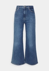 Jeans de denim azul de cintura alta con corte de pierna ancha, botón frontal y bolsillos, mostrados sobre un fondo blanco liso.