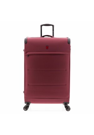 Grote bordeauxrode koffer met zachte bekleding, voorzien van vier zwenkwielen en een zwart uitklapbaar handvat, voorkant gericht tegen een witte achtergrond.