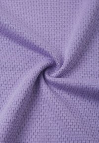 Teksturowana fioletowa tkanina o wzorze w kratkę, gładka w dotyku, używana do różnych zastosowań w odzieży lub tapicerce.