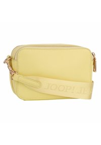Bolso bandolera amarillo texturizado con cierre de cremallera, herrajes en tono dorado y una correa desmontable con branding en relieve.