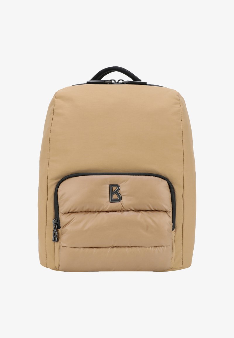 Mochila acolchada en tono marrón con forma redondeada, detalles en negro en las cremalleras y un bolsillo frontal destacado. Cuenta con un asa en la parte superior para llevarla.