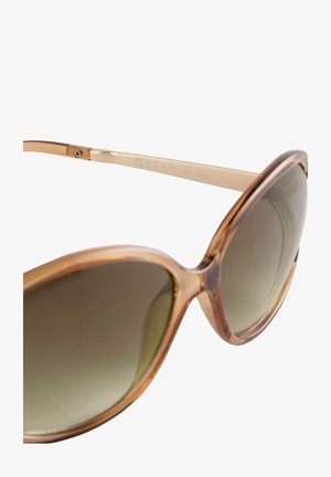 Übergroße Sonnenbrille mit einem braun-transparenten Rahmen und braunen Verlaufslinsen. Ausgestattet mit dünnen Bügeln, die mit einem silbernen Akzent versehen sind, der "Made in China" eingraviert hat.