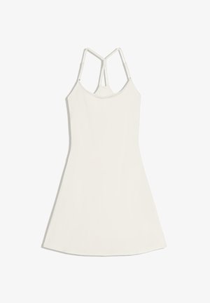 Fehér, ujjatlan ruha vékony, dupla vállpántokkal és enyhén bővülő szoknyával, fehér háttéren lefektetve.