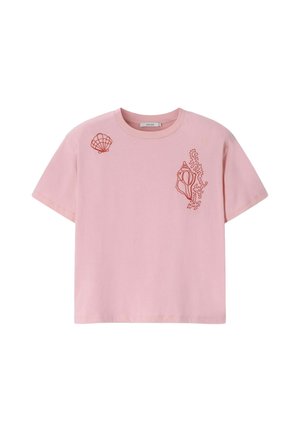 T-shirt rose clair à manches courtes avec des motifs brodés rouges de coquillages et de corail sur le haut devant.