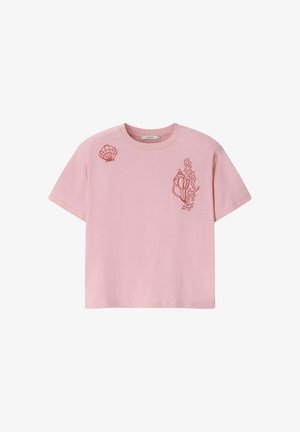 T-shirt rose clair à manches courtes avec des motifs brodés rouges de coquillages et de corail sur le haut devant.