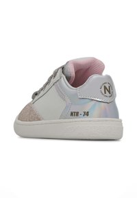 Zapatillas plateadas y rosas con una puntera de ante texturizado, cuerpo de cuero suave y acentos iridiscentes. Presenta un diseño redondeado y una suela blanca.