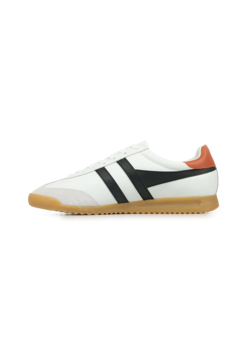 Sneaker bianca con strisce nere, materiale in pelle e suede, punta tonda, suola in gomma e un piccolo accento arancione sul tallone.