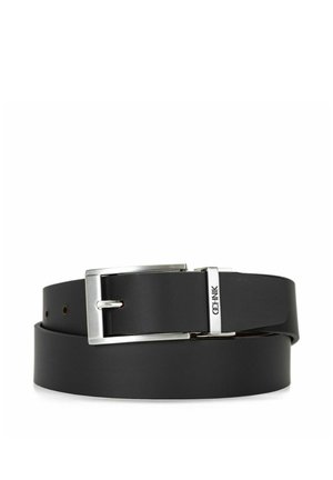 Czarny pasek ze skóry z srebrną prostokątną klamrą i metalową pętlą z logo, zwinięty na białym tle.