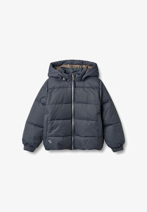 Tamsiai mėlyna paminkštinta striukė su gaubtu, priekyje užtrauktukas ir ribinės apvado manžetės. Lygus nailoninis paviršius su išsiuvinėtomis sekcijomis, skirtomis izoliacijai.