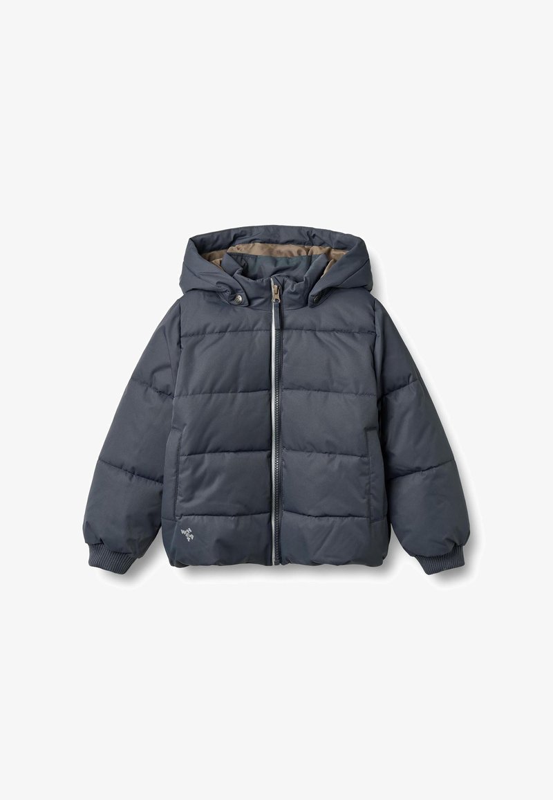 Marinblå vadderad jacka med huva, utrustad med dragkedja framtill och ribbade muddar. Slät nylon utsida med vadderade sektioner för isolering.