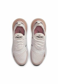 Ljust rosa mesh-sneakers med en texturerad design, vita sulor och en transparent luftkudde. Utrustad med framträdande varumärkeskännetecken på sidorna och tungan.