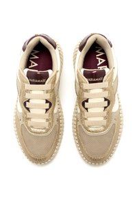 Zapatillas beige y doradas con tejido texturizado, detalles brillantes, cordones elásticos y suela de goma. El interior presenta la marca "MARIAMARE".