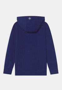 Marineblaue Kapuzenjacke mit langen Ärmeln, gerippten Bündchen und Saum. Besitzt ein kleines Logo auf der Rückseite der Kapuze. Weicher Stoff.