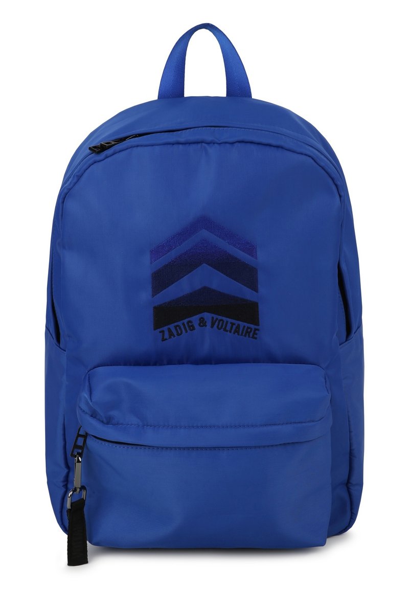Sac à dos en nylon bleu avec logo géométrique noir, poignée supérieure, poche zippée à l'avant et bretelles réglables. Texture lisse.