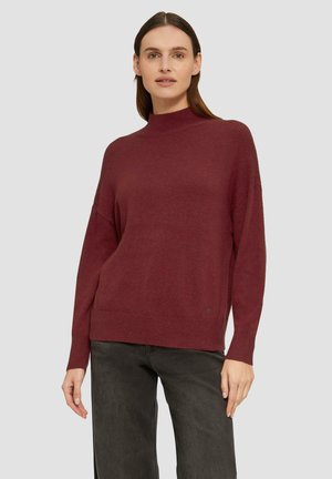 Maglione borgogna lavorato a maglia con colletto alto, vestibilità morbida e polsini a coste. Texture liscia con un accento del logo nella parte inferiore.