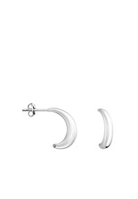 Silvriga hoops örhängen med en böjd, förlängd design. Slät, glänsande yta med en polerad finish. Innehåller en standardstift och baksidan stängning.