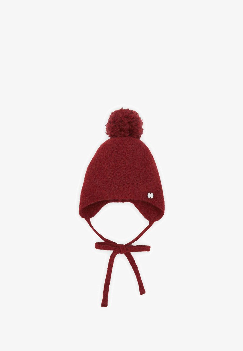 Cappello lavorato a maglia rosso con una parte superiore arrotondata, caratterizzato da un pompon, alette per le orecchie e legature regolabili. Tessuto morbido, piccolo logo dettagliato su un lato.