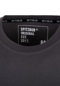 Dunkelgraues T-Shirt mit Rundhalsausschnitt; verfügt über ein bedrucktes Etikett innen mit "SPITZBUB ORIGINAL EST. 2017" und Größenbezeichnung "M."