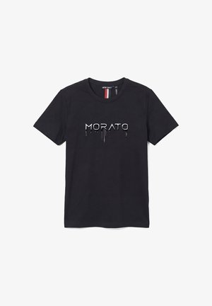 Crna T-majica kratkih rukava s okruglim izrezom i srebrnim natpisom "MORATO" s efektom kapanja boje preko prsnog dijela.
