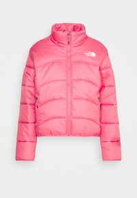 Giacca a vento rosa con colletto alto, chiusura con zip e morbida texture trapuntata. Presenta due tasche laterali con zip e logo sul petto.