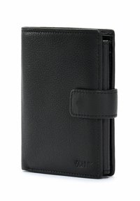 Czarny skórzany portfel z teksturowanym wykończeniem, z bezpiecznym zapięciem na klapkę i widocznym detalem ściegów na krawędziach. Kompaktowy, prostokątny kształt.