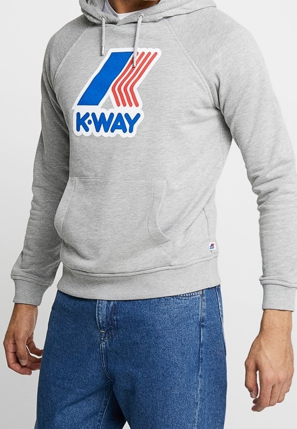 Sweat à capuche gris avec poche kangourou, arborant un logo K-way bleu et rouge sur le devant. Confectionné en tissu doux avec des poignets côtelés.