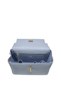 Lyseblå læder taske med åben top, der har en lynlåslynlås og flere indvendige rum. Hardware i guldfarve.