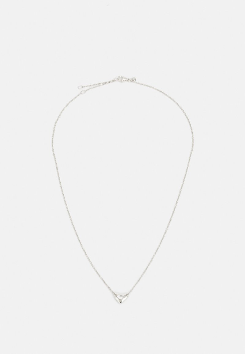 Collar de plata con una cadena delicada y un colgante triangular de superficie lisa. Diseño minimalista con un brillo sutil.