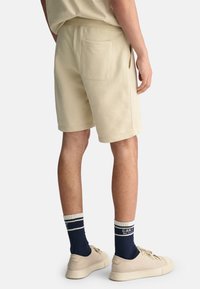 GANT REG SHIELD  - Træningsbukser - silky beige