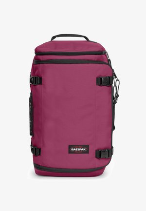 Mochila color burdeos con detalles en negro, hecha de un tejido duradero. Cuenta con un cierre superior con cremallera, un bolsillo de malla lateral y correas ajustables.