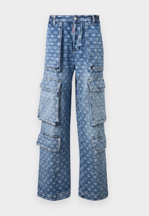 Pantalon cargo en denim bleu avec jambes larges, plusieurs grandes poches à rabat, et un motif subtil "DZ" sur l'ensemble.