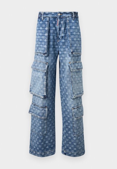 Pantalon cargo en denim bleu avec jambes larges, plusieurs grandes poches à rabat, et un motif subtil "DZ" sur l'ensemble.
