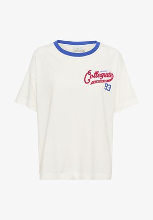 Camiseta de algodón blanca con un cuello de canalé azul y un detalle gráfico rojo "Collegiate Champion Est. 93" en la parte frontal. Mangas cortas.
